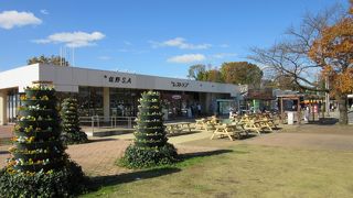 上下線が遊歩道で繋がっており、混雑してたり贔屓の店があったら行き来できる