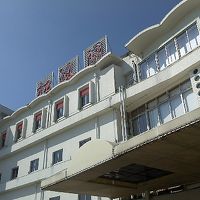 丘の上の大きな旅館です