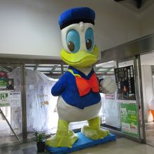 売店スペースには何故かドナル〇ダックがお出迎え