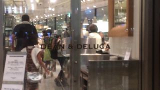 カジュアルなカフェも併設