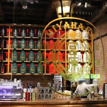 営業時間になりました。色とりどりのお茶の缶が並びます。