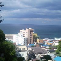 遠くにホテルが。。