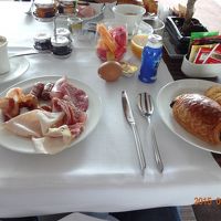 ラウンジでの朝食。サラダなし、卵はゆで卵のみです