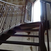 この急な鋼板の階段を上がれば、展望台です。