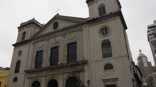 セドナ広場から近いが、静かで落ち着いた広場