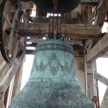 塔の内部に、大きな鐘があります。