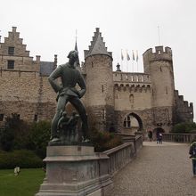 城の入口には謎の銅像。