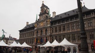 アントワープ市庁舎前の広場　グロート・マルクト