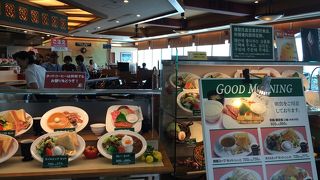 福岡空港国際線4階で朝日を浴びながらフライト前に一杯！