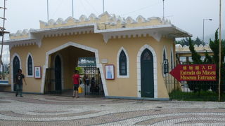 ここ「バラ広場」付近に是非どうぞ！