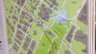 付近にＪＴＢの大きいツアーデスクがある