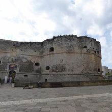 橋を渡って左手にあります