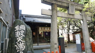 綱を編んだ敷物が名前の由来