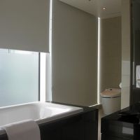 擦りガラスから外光の入る大きなバスルームです