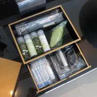 漆器の箱に入れられたバスアメニティ、当然フル装備です