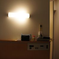 ベッドサイドのコンセントにUSBポートがついています