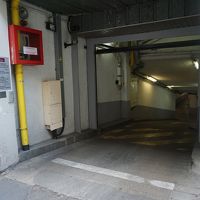 狭い地下駐車場入口