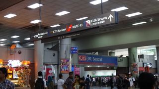 たくさんの電車の乗り場があります