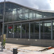 地下鉄出口からマッカサン駅まで続く連絡通路の入口付近です。