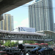 連絡通路をマッカサン側から見ています。道路は渋滞しています。