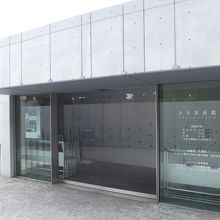 入口の光景 (入って左側が売店と受付)