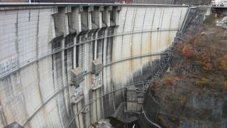 アーチ式ダムとしては国内第4位の堤高140m