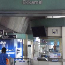 ＢＴＳエカマイ駅の入口の様子です。