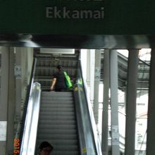 エスカレーターを上がるとすぐエカマイ駅です。