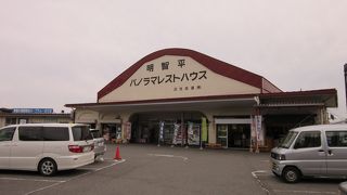 ドライブインと言う名にふさわしいレトロな外観の建物