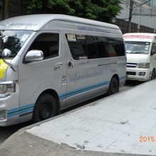 エカマイ駅の周辺に待機しているミニバスです