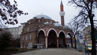 赤茶っぽい色のモスク