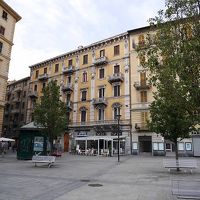 朝食会場。ホテル屋外の提携カフェで食べる