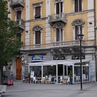 朝食会場。ホテル屋外の提携カフェで食べる