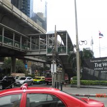 アソーク駅からの階段と近傍のウェスティンホテルの様子です。