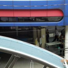 地下鉄へ続くエスカレーターの入口が見えています。