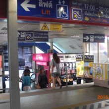 地下鉄へのエスカレーター区間に至る階段部分です。