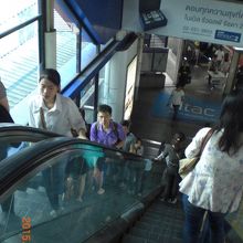 地下鉄への乗り換えのためのエスカレーターです。