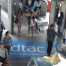 地下鉄には、エスカレーターが２段階にわたり、連続しています。