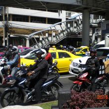 アソーク駅へと続く階段の様子と地上の混雑です。 