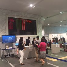 受付　会議などの案内表示あり