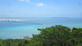 伊良部島東端の高台。美しい海と伊良部大橋、宮古島を眺めるスポット。