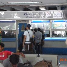 東バスターミナルの入口を入って正面の窓口です。