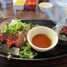 130g　990円のセット　ご飯とサラダが付きます