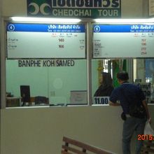 バスターミナルの内部の西側にあるツアーカウンターです。