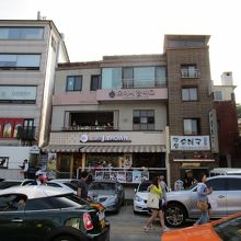 真ん中のビルの2階にあります