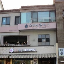 1階はジェイブラウンというカフェ
