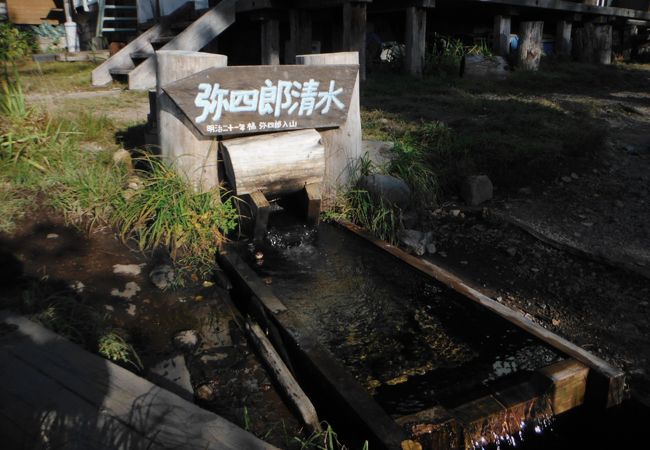 弥四郎小屋の脇に湧く湧水