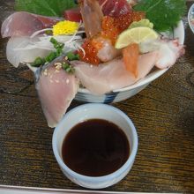 これでもかと海の幸がのっています