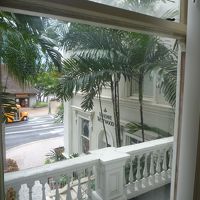 部屋から通りを眺める