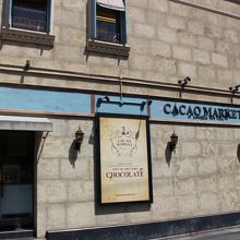 白川沿いの目を惹く建物